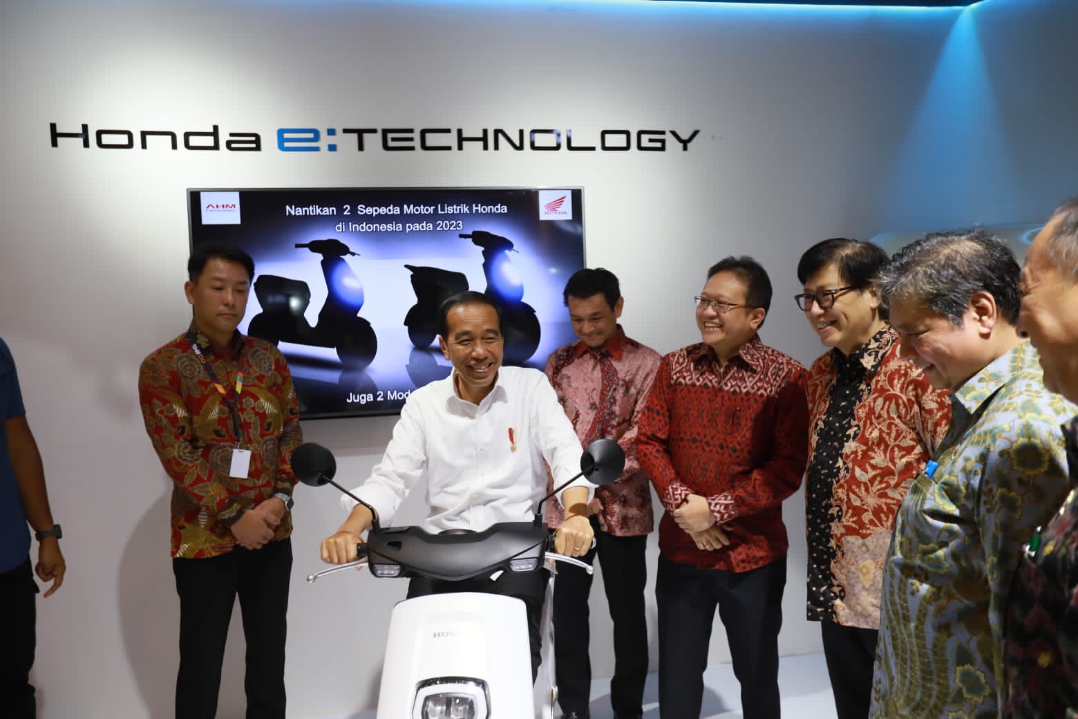 Jokowi Pastikan Insentif untuk Sepeda Motor Listrik Bakal Disahkan Duluan (AHM)