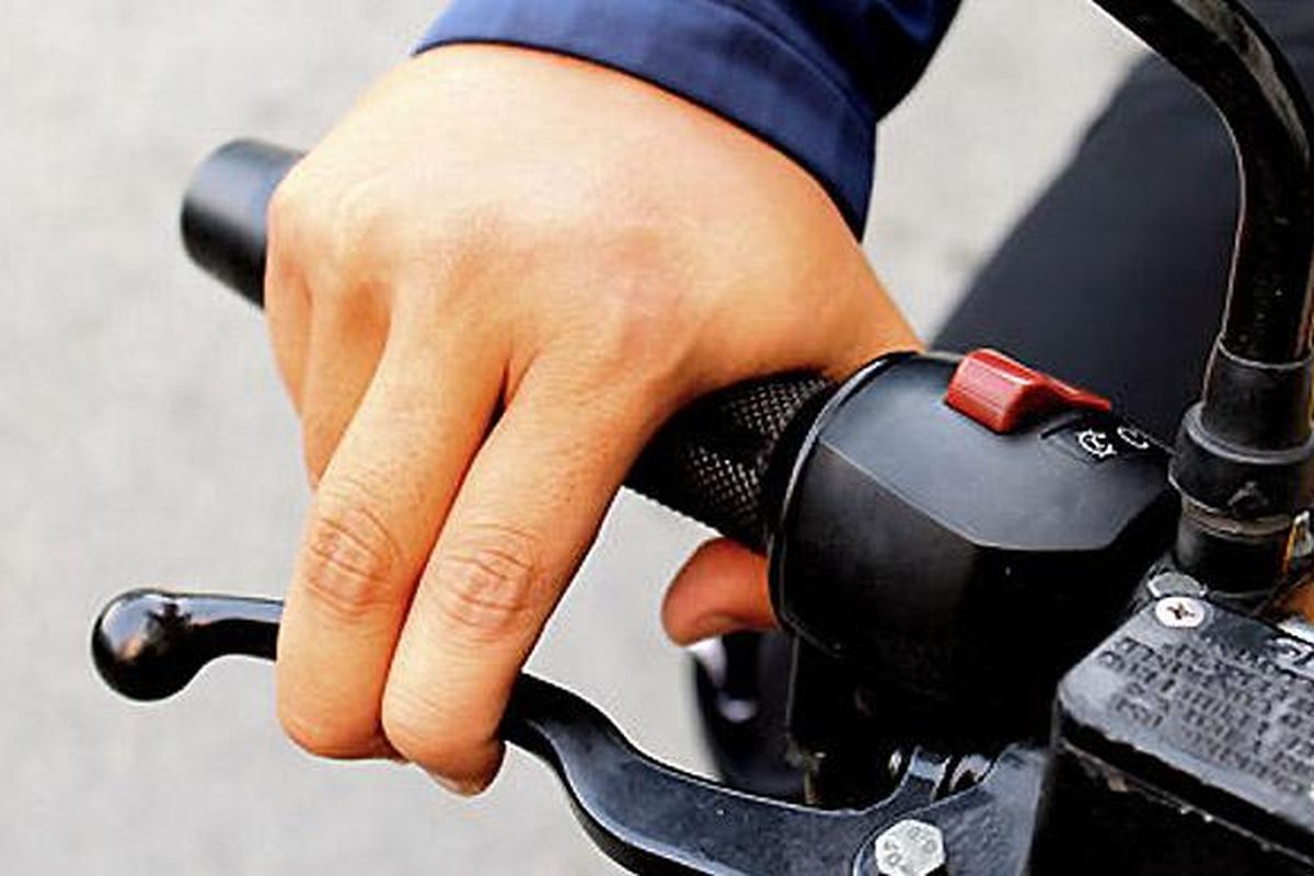 Jangan Letakkan Jari di Tuas Rem Saat Berkendara, Ini Dampak Buruknya! Jangan Letakkan Jari di Tuas Rem Saat Berkendara, Ini Dampak Buruknya!