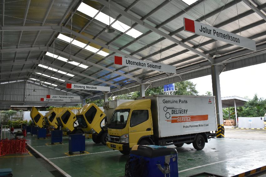 Mitsubishi Fuso Recall 111.195 Canter Euro4 di Indonesia